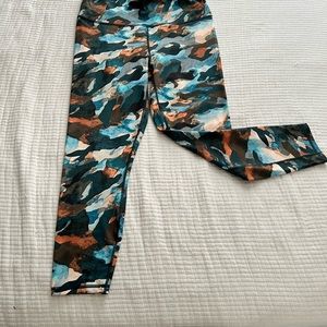 NEW paint brush camo (blue/brown) Define high waisted leggings 7/8 L Fabletics